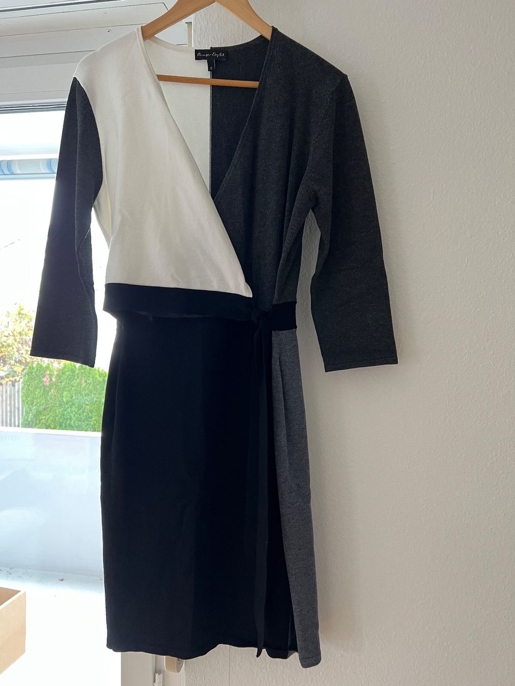 Kleider: Winter Damen kleid Phase Eight 40 – Gebraucht aus Nürensdorf von and_5tlm