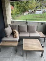 Graue Lounge mit Tisch