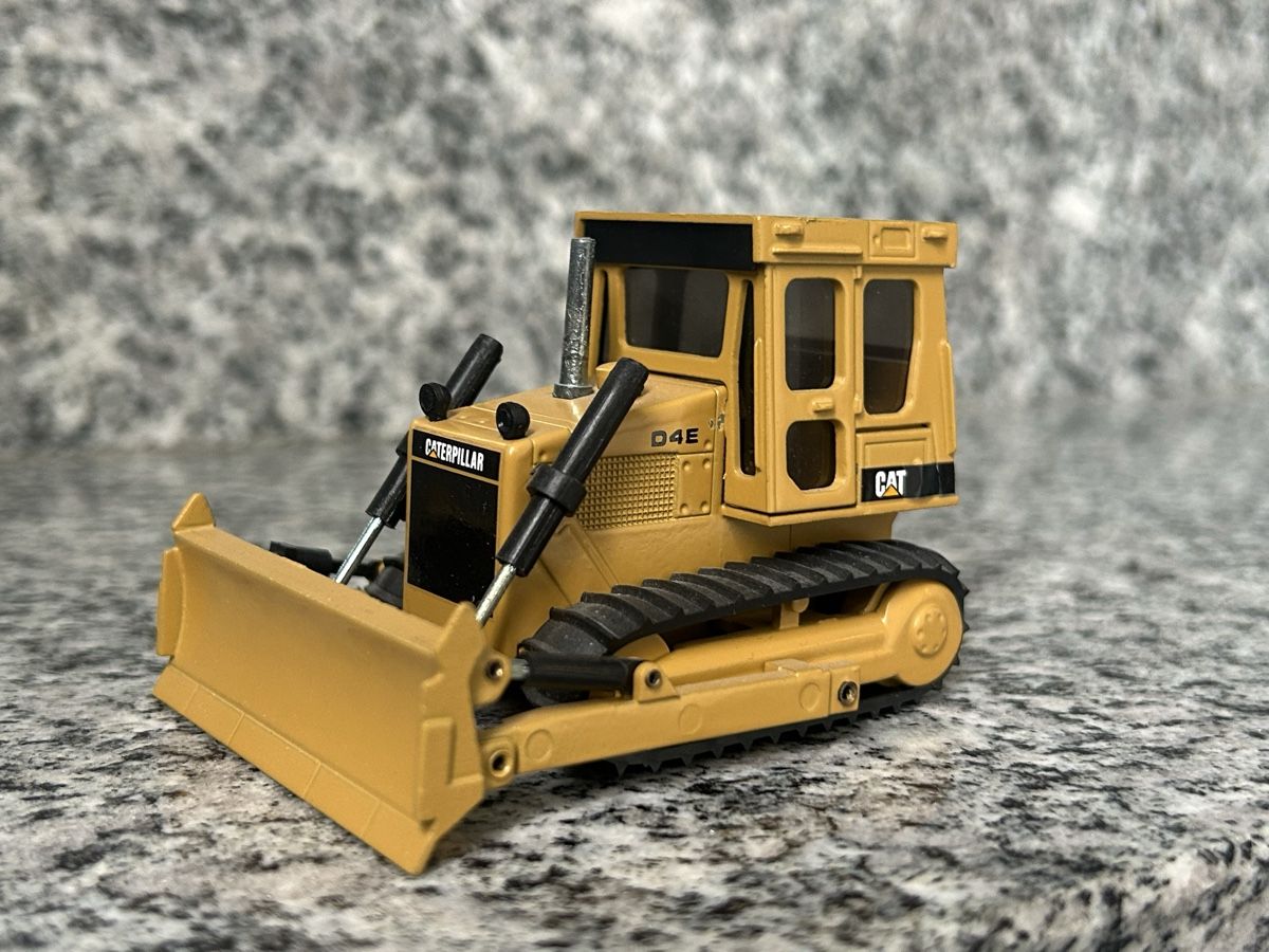 Caterpillar Kit di modellismo & Modellini statici: Cat D4 , 1:50 , NZG – Usato da Horw venduto da Tigercat635 1