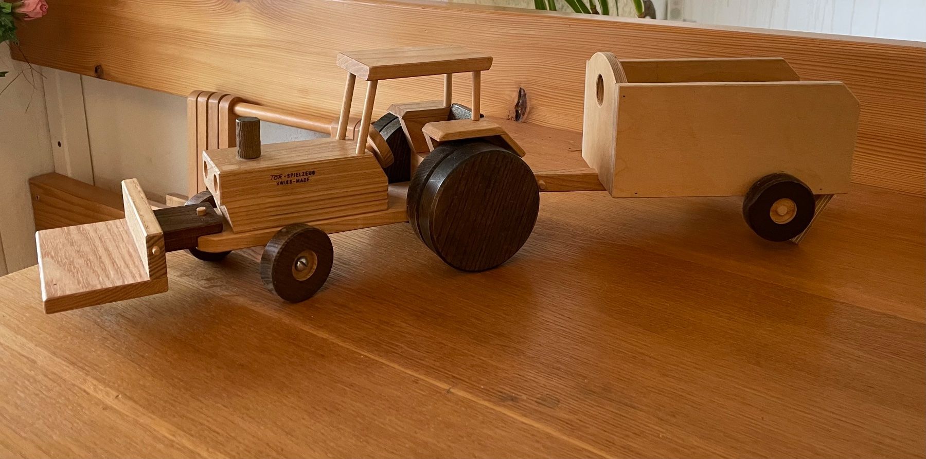 Spielzeuge: Holztraktor mit Anhänger – Gebraucht aus Wil/ZH von Wanja1