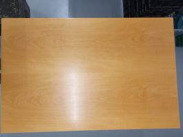 Arbeitstisch mit Metallunterbau