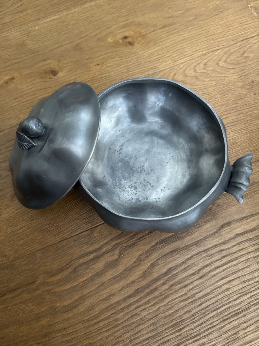 Alle Dekorationen: Pewter pot with lid, apple shape, serving dish, vintage – Gebraucht aus Kilchberg ZH von gia_28mq
