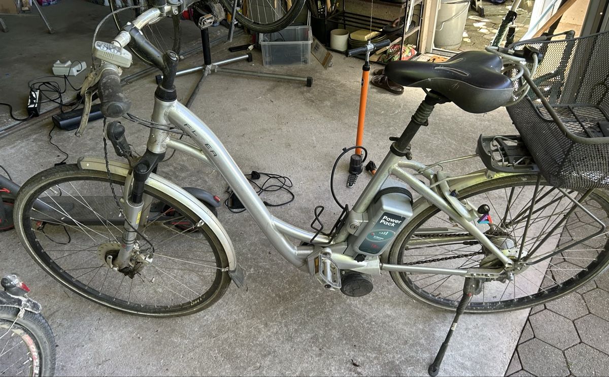 Flyer Velos: E-Bike Flyer silber mit Power Pack gebraucht – Gebraucht aus Happerswil von jjm_f6lw
