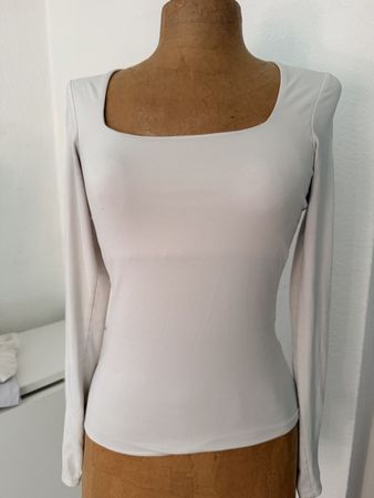 Top manches longues crème, idéal pour le printemps! Zara