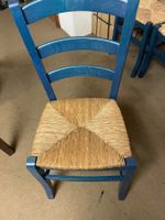 Holzstühle mit Strohsitzfläche