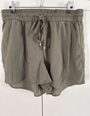 Olivgrüne Shorts von Only, Gr. 40, Neu mit Etikett