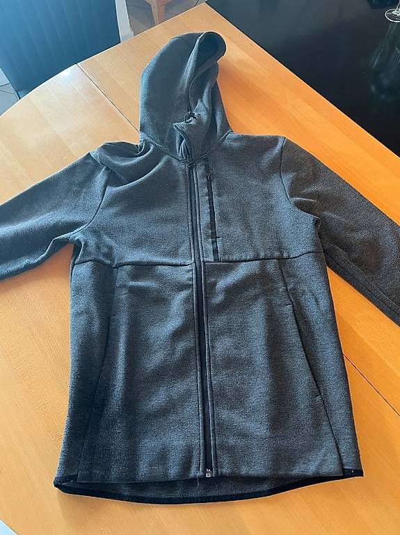 H&M Vestes: Dunkelgraue H&M Trainerjacke, Grösse S – D'occasion à Horn par timosidler