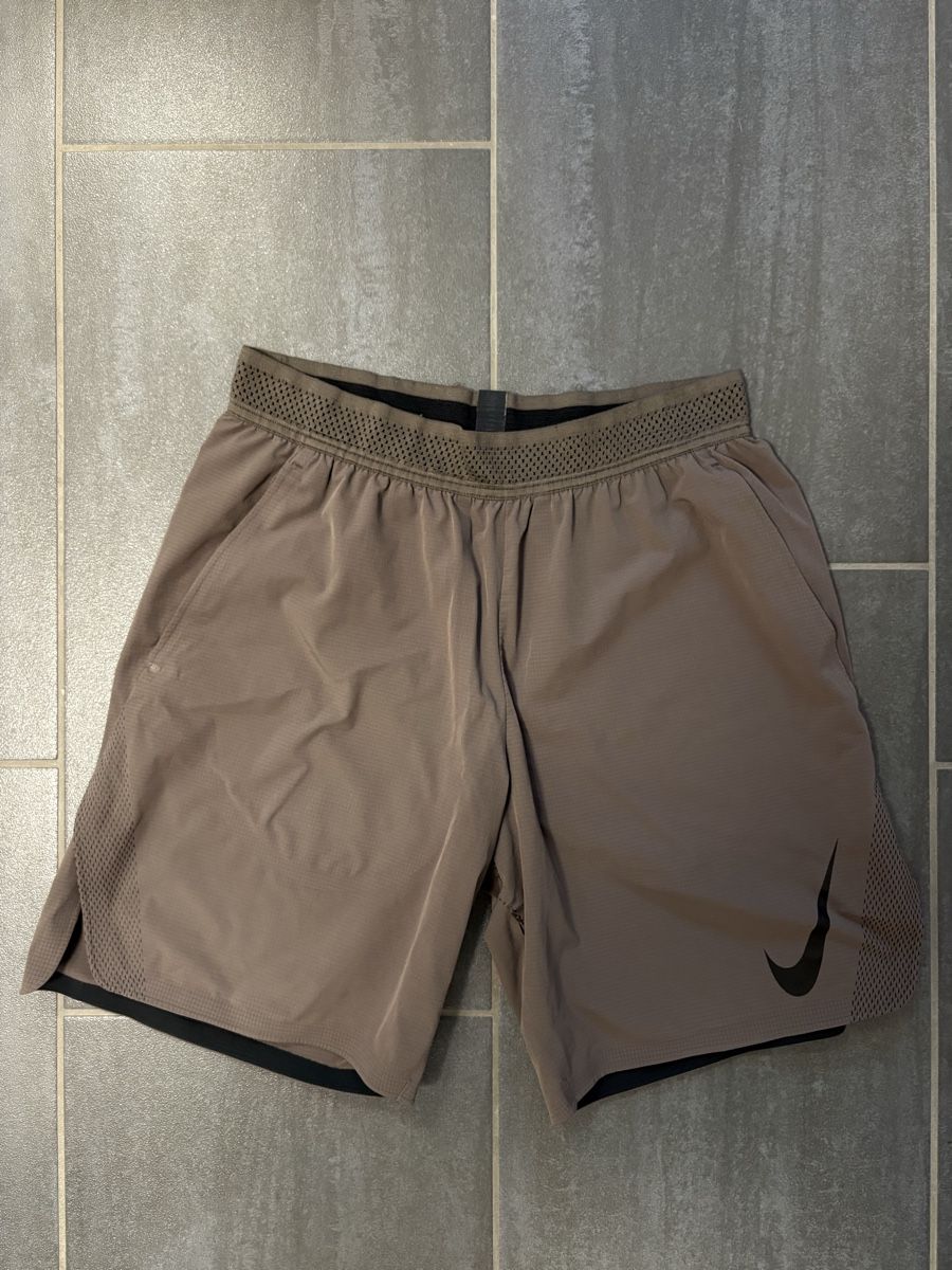 Nike Pantaloni: Nike Shorts M – Usato da Rümlang venduto da svent 1