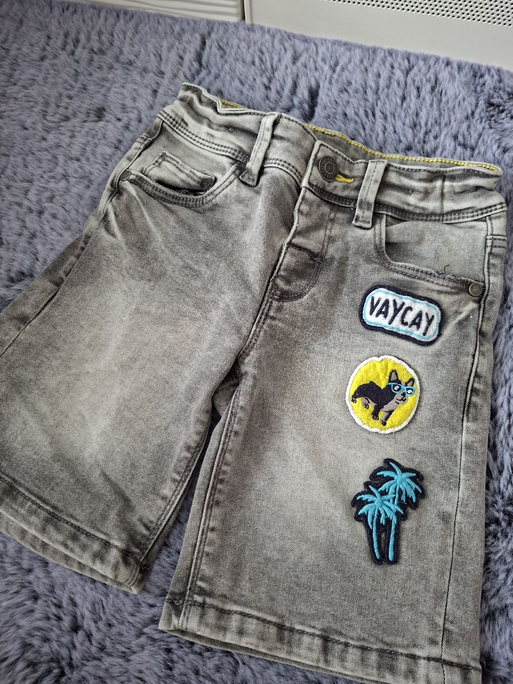 Hosen: Coole Jeans-Shorts Sommer Gr. 104 – Gebraucht aus Winterthur von Ausmisten2026
