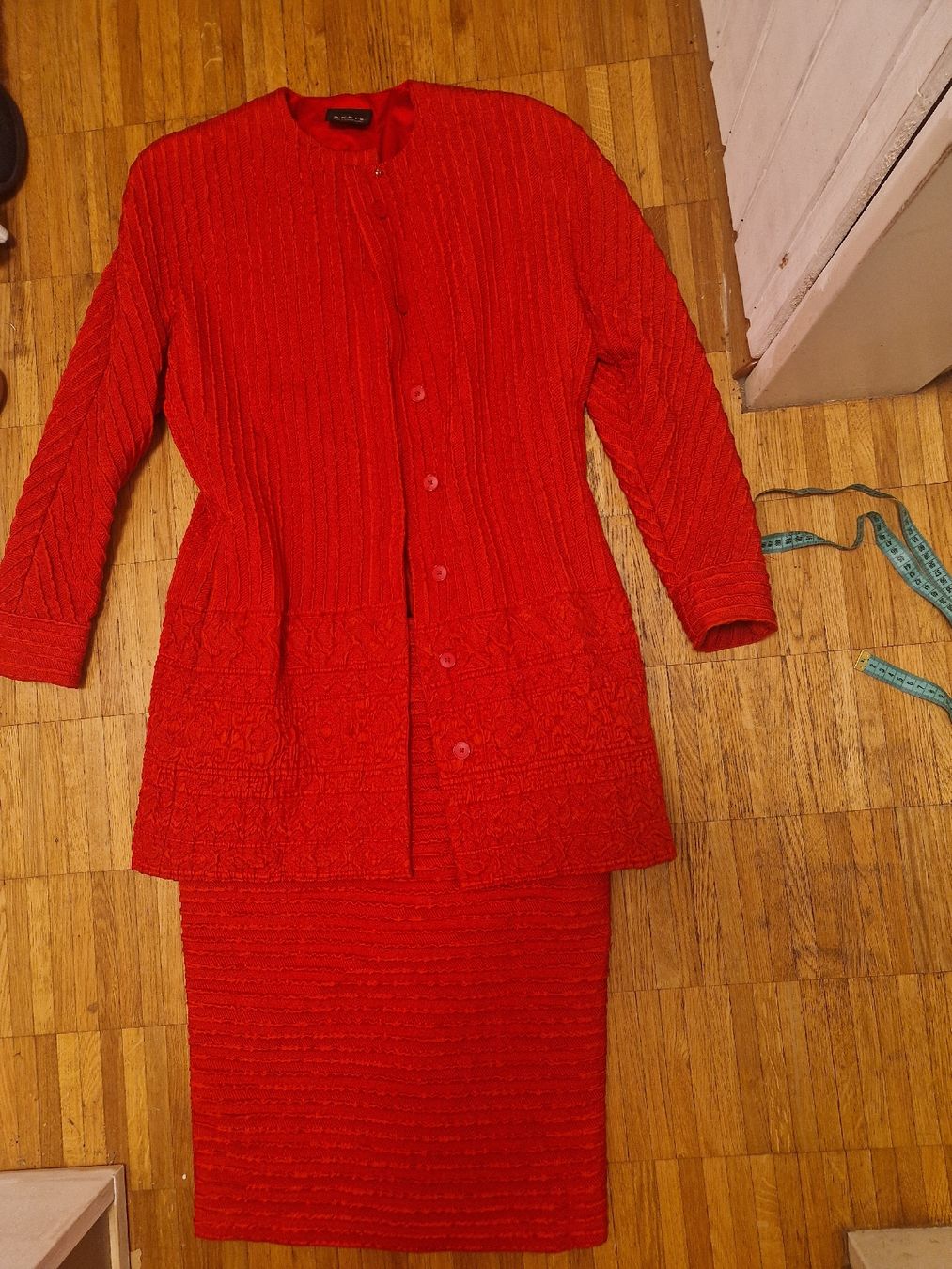 Costumes: Akris Kostüm rot Grösse 40,  Seide Wolle – D'occasion à Binningen par Daja75 1
