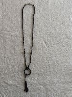 Lange Halskette schwarz mit Ring und Quaste Modeschmuck