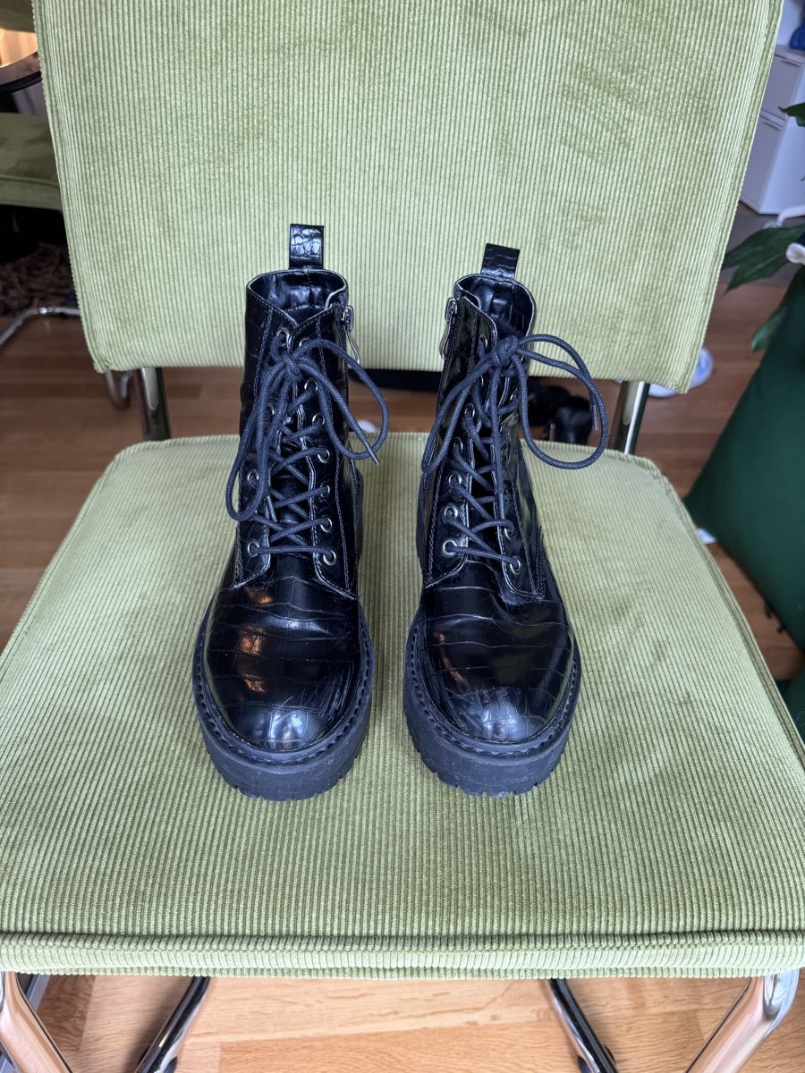 Stradivarius Chaussures femmes: Stiefel, schwarz, Krokodil-Optik, Größe 38 – D'occasion à Zürich par van_58nb 3