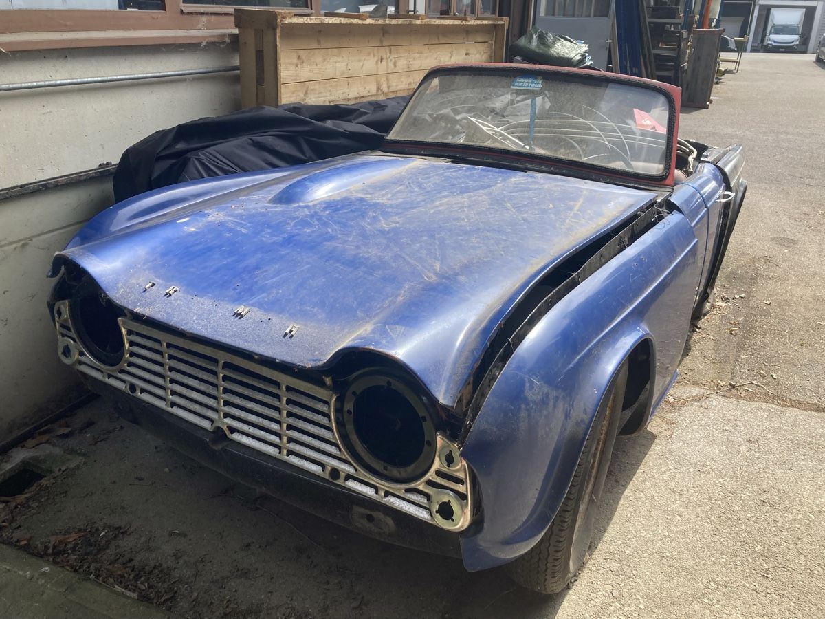 Triumph Automobili:  Triumph TR4 pour restauration – Usato da Romanel-s-Lausanne venduto da MG_IG_PN