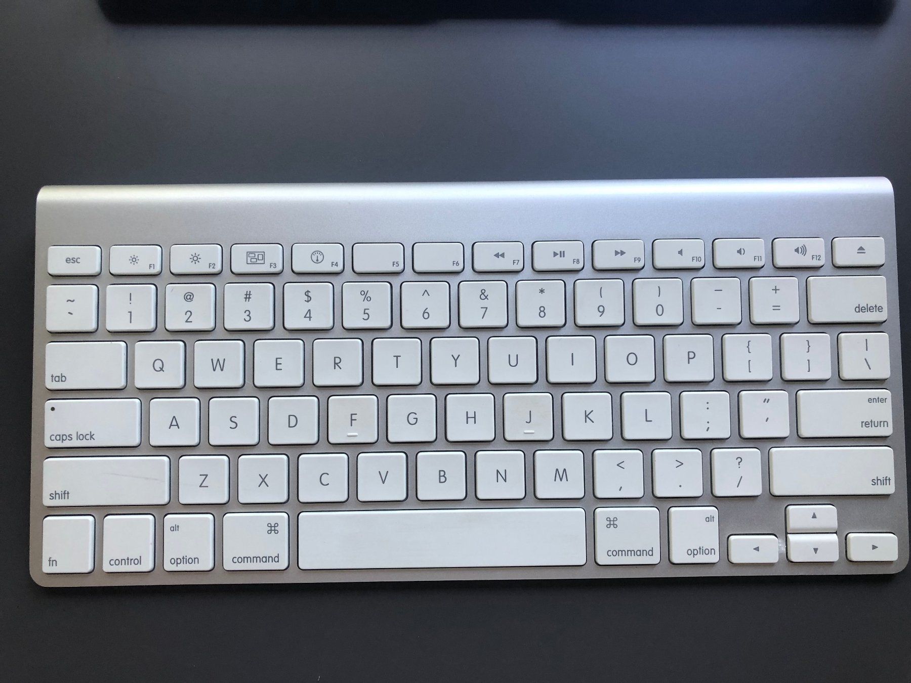 Apple Tastiere: Apple Wireless Tastatur – Usato da Zürich venduto da LilliU