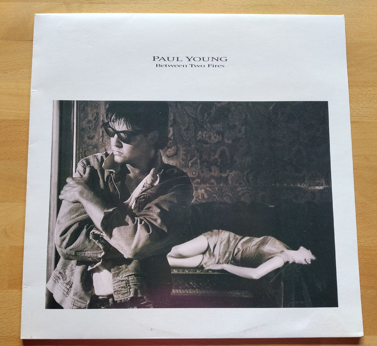 Schallplatten: Paul Young - Between Two Fires - Vinyl LP - Top Zustand! – Gebraucht aus Bonaduz von Gluehwuermchen44