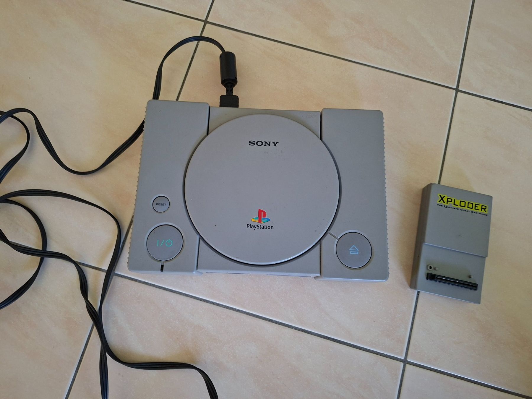 Sony Konsolen: Console PlayStation 1 avec Xploder pour collectionneurs r... – Gebraucht aus Cheseaux sur lausanne von Asergio 1