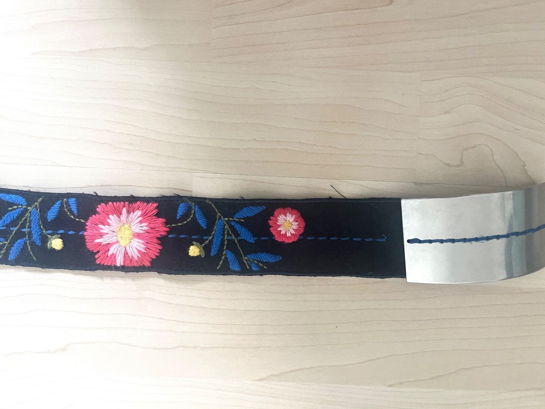 Gürtel: High Use: elastischer Gürtel mit aufgestickten Blumen, 94 cm – Gebraucht aus Luzern von ellitussi 1