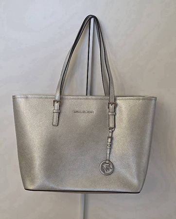 Neuwertige Michael Kors Jet Set Travel Tasche in Silber