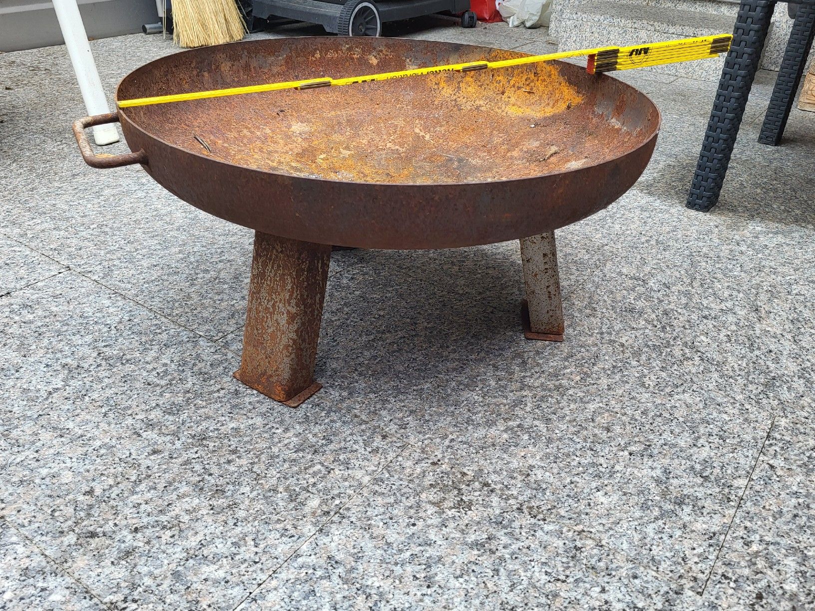 Feuerschale: Feuerschale rund Metall 60cm mit Ständer  – Gebraucht aus Riniken von Melanie910