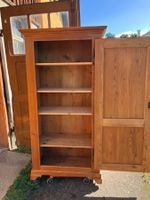 1-türiger, stabiler Holzschrank mit Tablaren