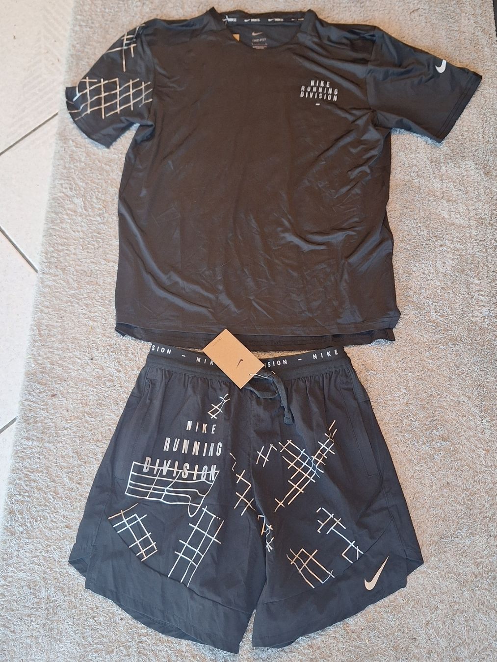 Nike Lots de vêtements: Ensemble nike running division – Neuf avec emballage d'origine à Corcelles NE par joh_9vj9