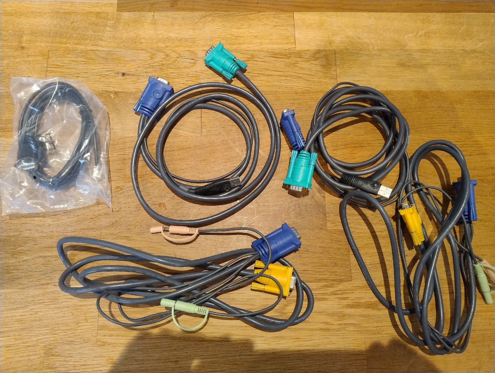 Hub & Switch: KVM Switch für 2 Bildschirme – Usato da Steffisburg venduto da Marky5 2