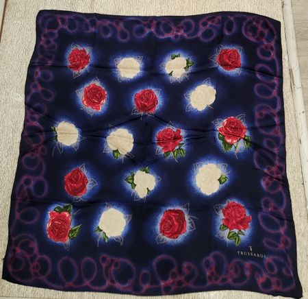 Foulard Trussardi fleurs rouges bleues soie occasion