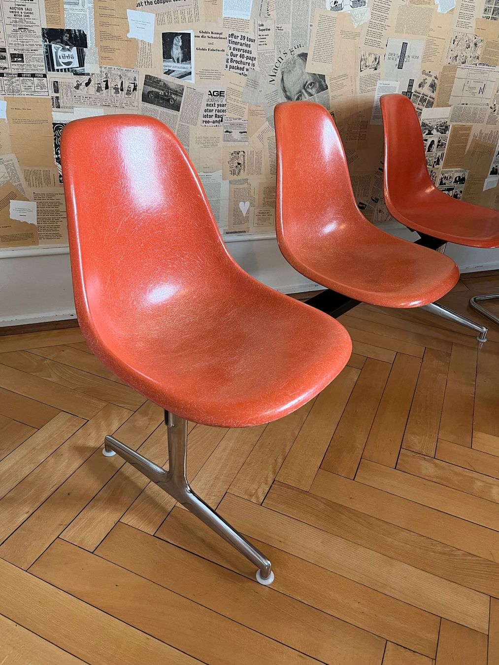 Herman Miller Sedie: Vintage Eames Tandem Shell Seating (fiberglass) – Usato da Bern venduto da goodlife 2