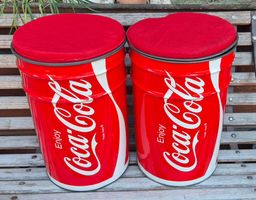 2 Coca Cola Hocker aus Metall mit Polster 80er Jahre