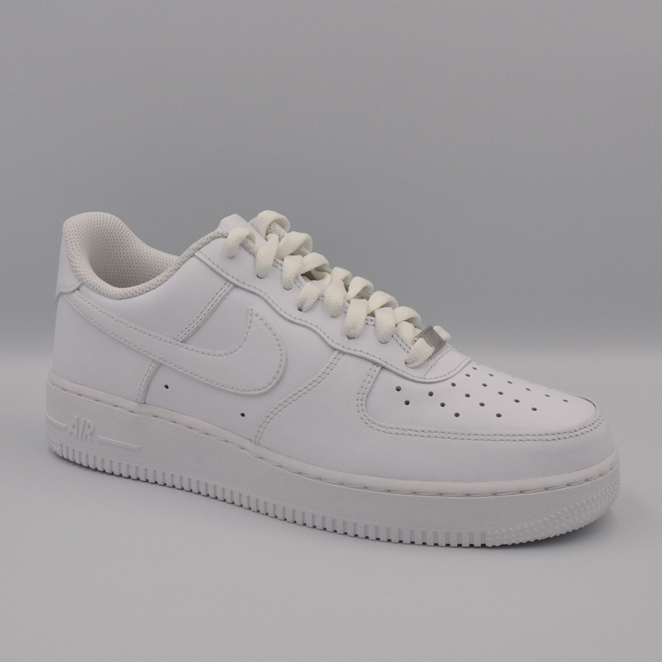 Nike Scarpe da uomo: Nike Air Force 1 White 42 – Nuovo e nell'imballaggio originale da Bern venduto da SneakerheavenLT 5