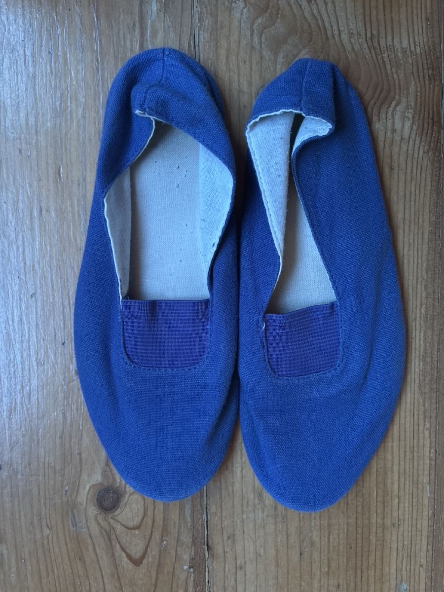 Herrenschuhe: Gymnastikschuh/Turnschläppchen blau Grösse 33, – Gebraucht aus Regensdorf von Piritatti
