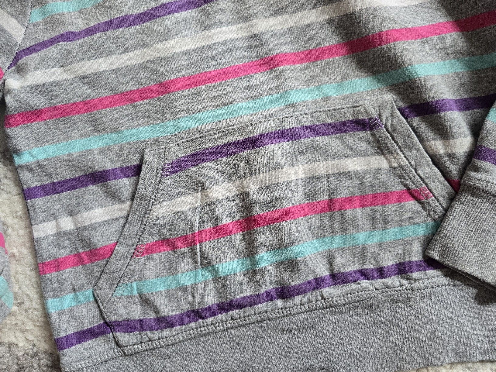 Maglioni & Felpe: Mädchen Kapuzenpullover gestreift, Grösse 110-116 – Usato da Unterentfelden venduto da Panda-87 1