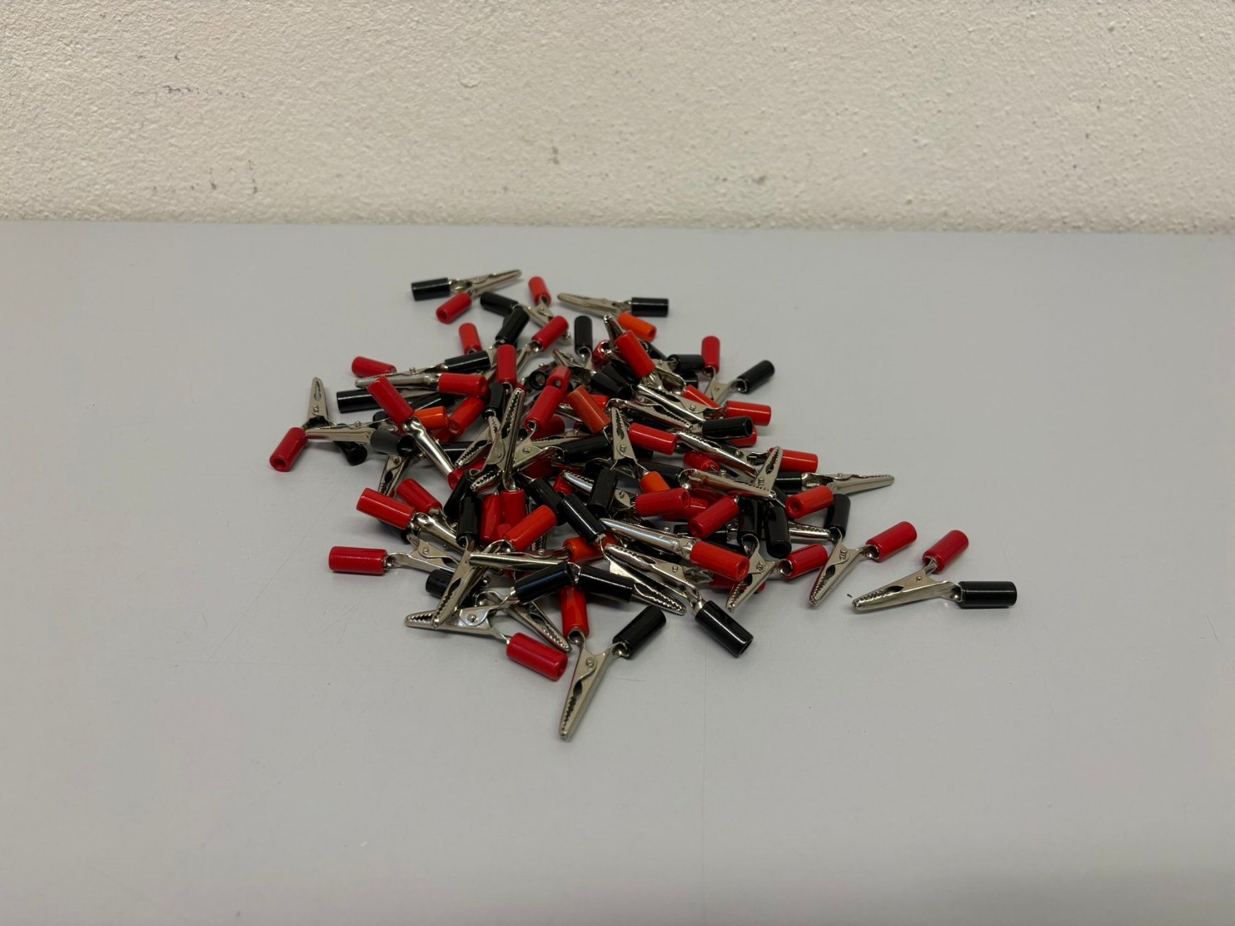 Componenti elettronici: Krokodilklemmen Stecker mit zwei Anschlüssen – Usato da Hochdorf venduto da av-electronics 1