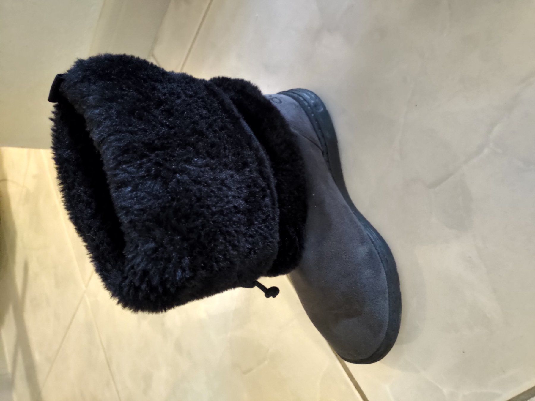 Adidas Damenschuhe: Adidas Winterstiefel schwarz – Gebraucht aus Hergiswil NW von laserplay