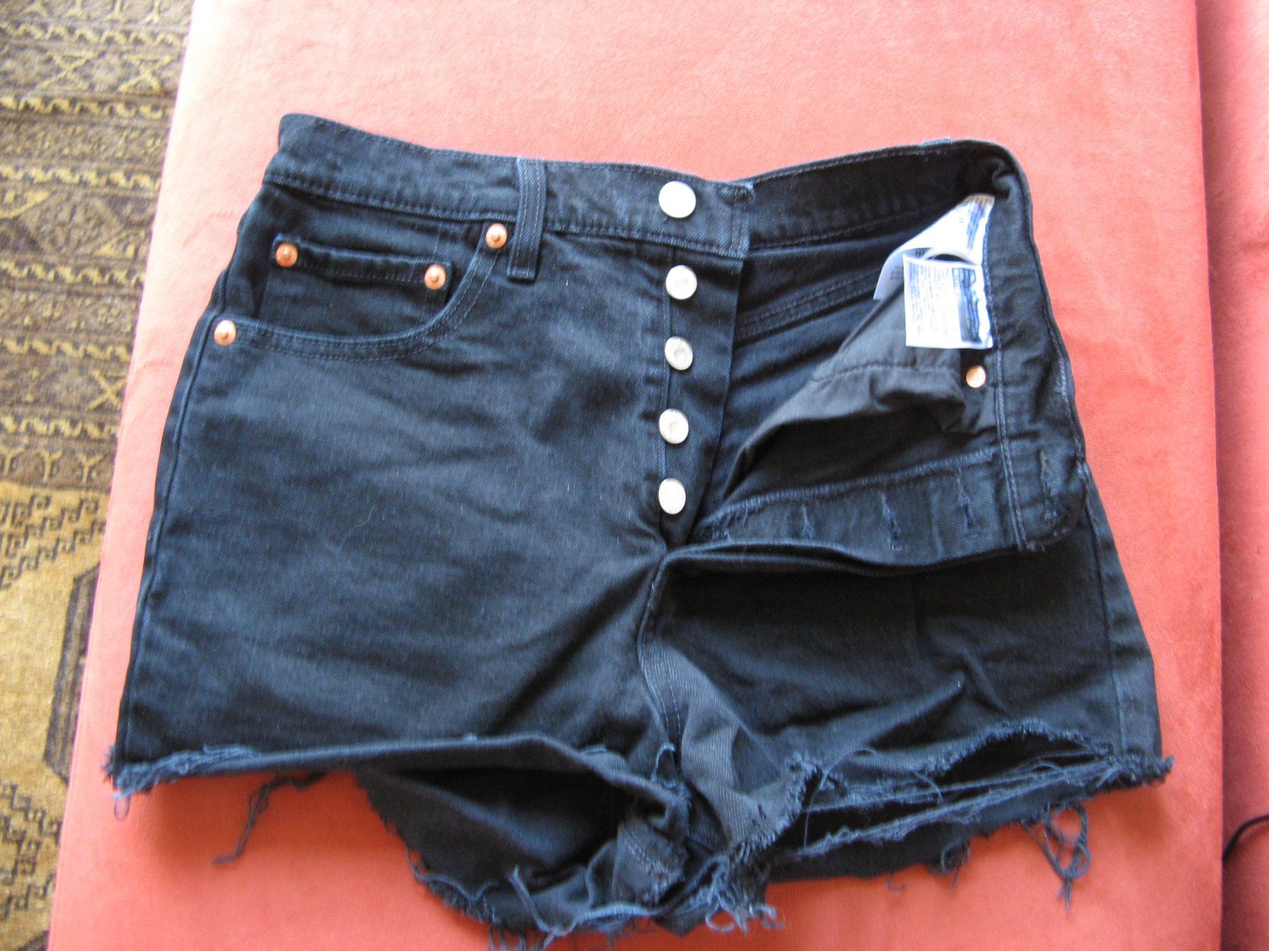Levi's Pantaloni: schwarze Levi Strauss Hot Pants Gr. 28 – Usato da Zürich venduto da apil 1