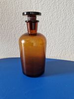 alte braune Apothekerflasche mit Glasverschluss