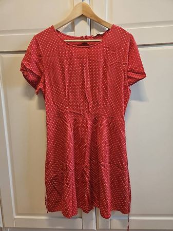 Rotes Sommerkleid gepunktet