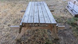 Holzgartentisch