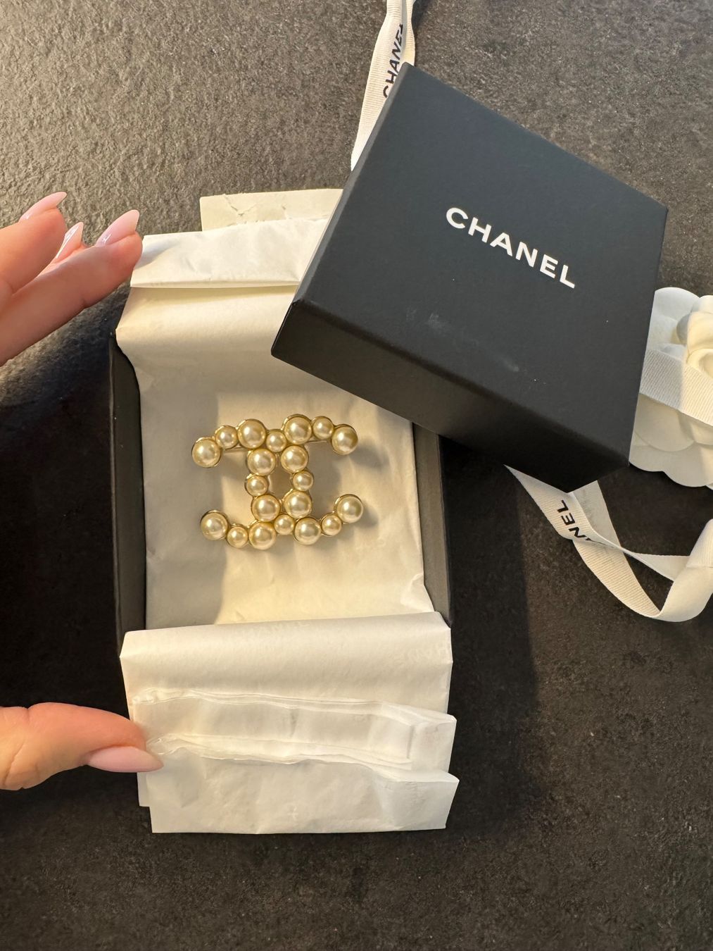 Spille & Fermagli: Chanel Brosche – Usato da Riehen venduto da dubravkaV