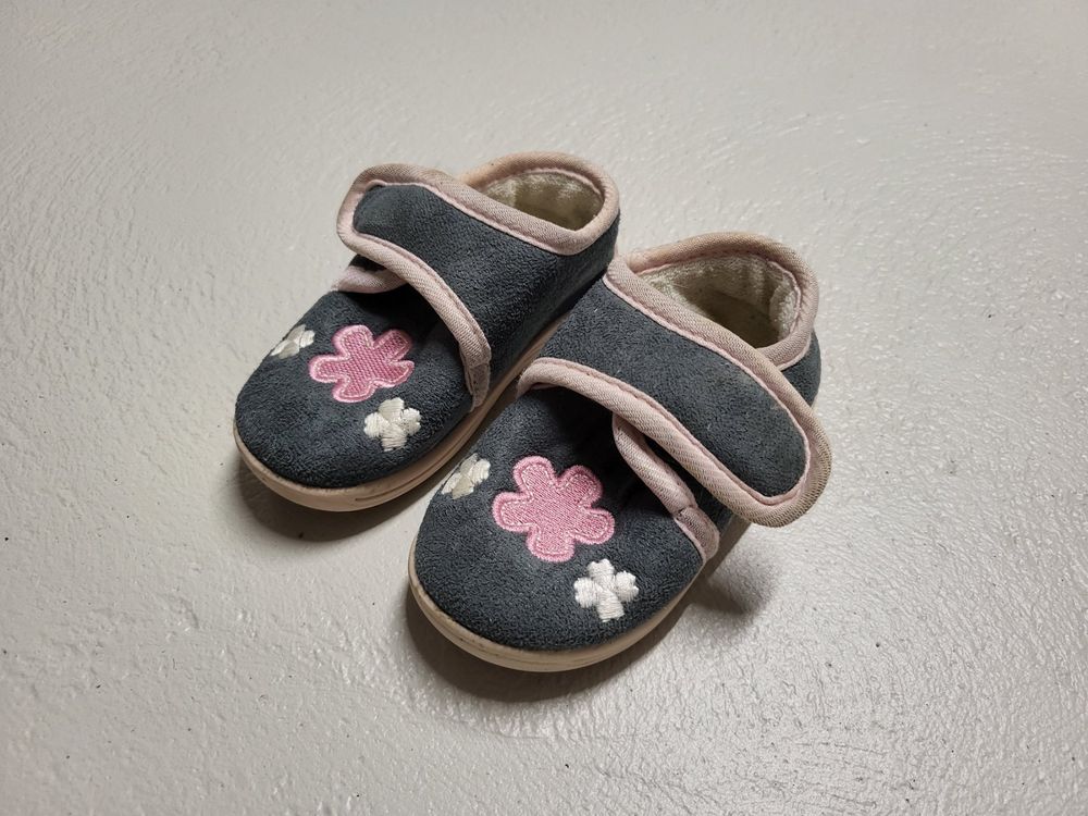 Chaussures filles: Graublaue Hausschuhe Grösse 21 - ***TOP-ANGEBOT*** – D'occasion à Hefenhofen par Ramon85 2