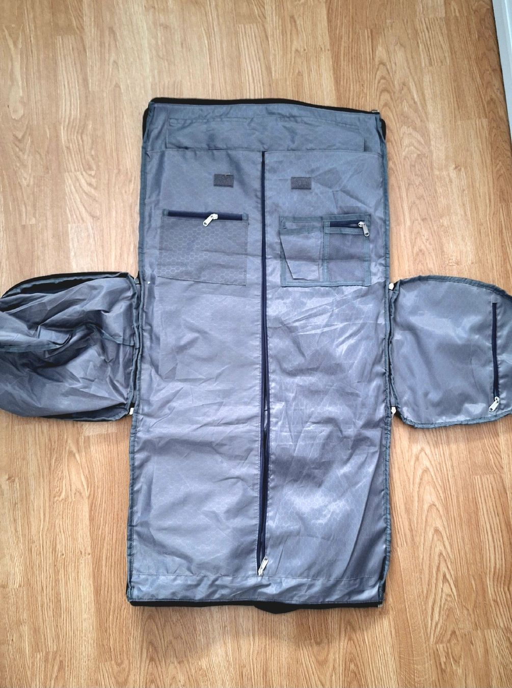 Sacs: Reisetasche schwarz mit Kleidersackfunktion  – D'occasion à Lützelflüh-Goldb par bli_f2v9 1