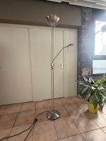 Lampada da terra in metallo con braccio lettura argento
