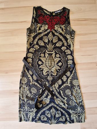 Desigual Kleid, Grösse 36 mit Muster und Stickerei