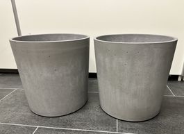 2er-Set moderne Pflanztöpfe / Übertöpfe aus Beton – Grau