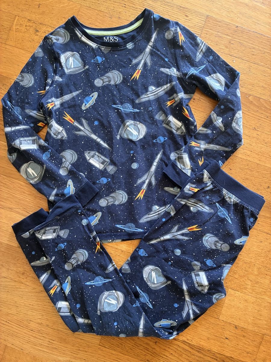 Pyjamas: Schönes Pyjama Gr. 134 – D'occasion à richterswil par lunamarie001
