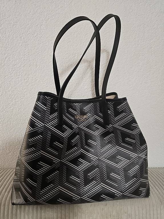 Sacs femmes: Guess Tasche Schwarz-Silber – D'occasion à Grenchen par sja_klm2