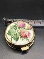 Vintage Pillendose Stickerei Rosen Rückseite Goldfarben