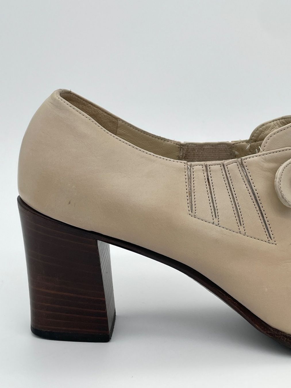 Bally Scarpe da donna: Bally Vintage Button Detail Pump EU 39 Beige – Usato da Zürich venduto da shoe_shop 4