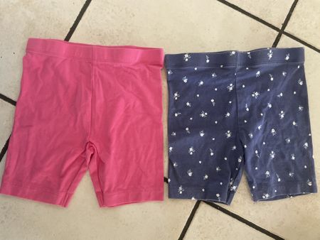 2 Leggings kurz Gr. 116 Rosa und Blau gemustert