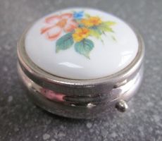 Pillendose rund mit Blumenmotiv